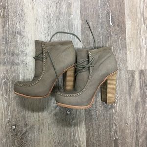 Dolce Vita Jada nubuck lace-up bootie, size 6.
